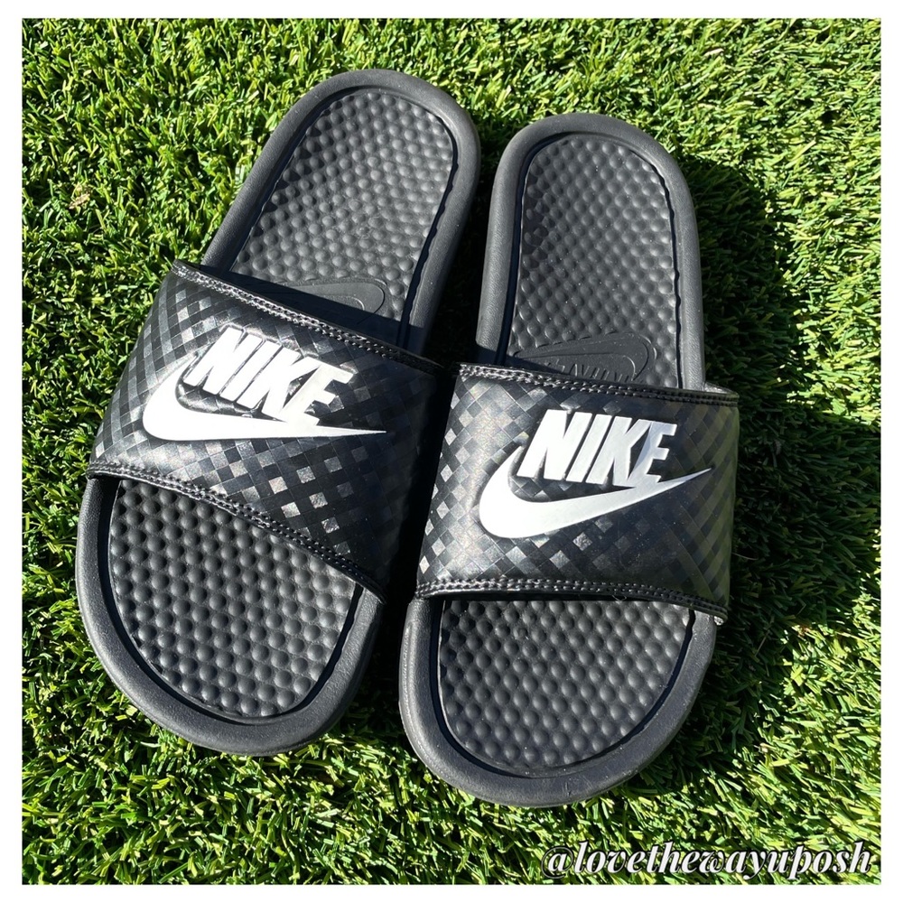 (FINAL💲) Black & White Nike slides